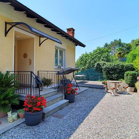 Villa With Enchanting Garden Overlooking The Lake Luino Bagian luar foto