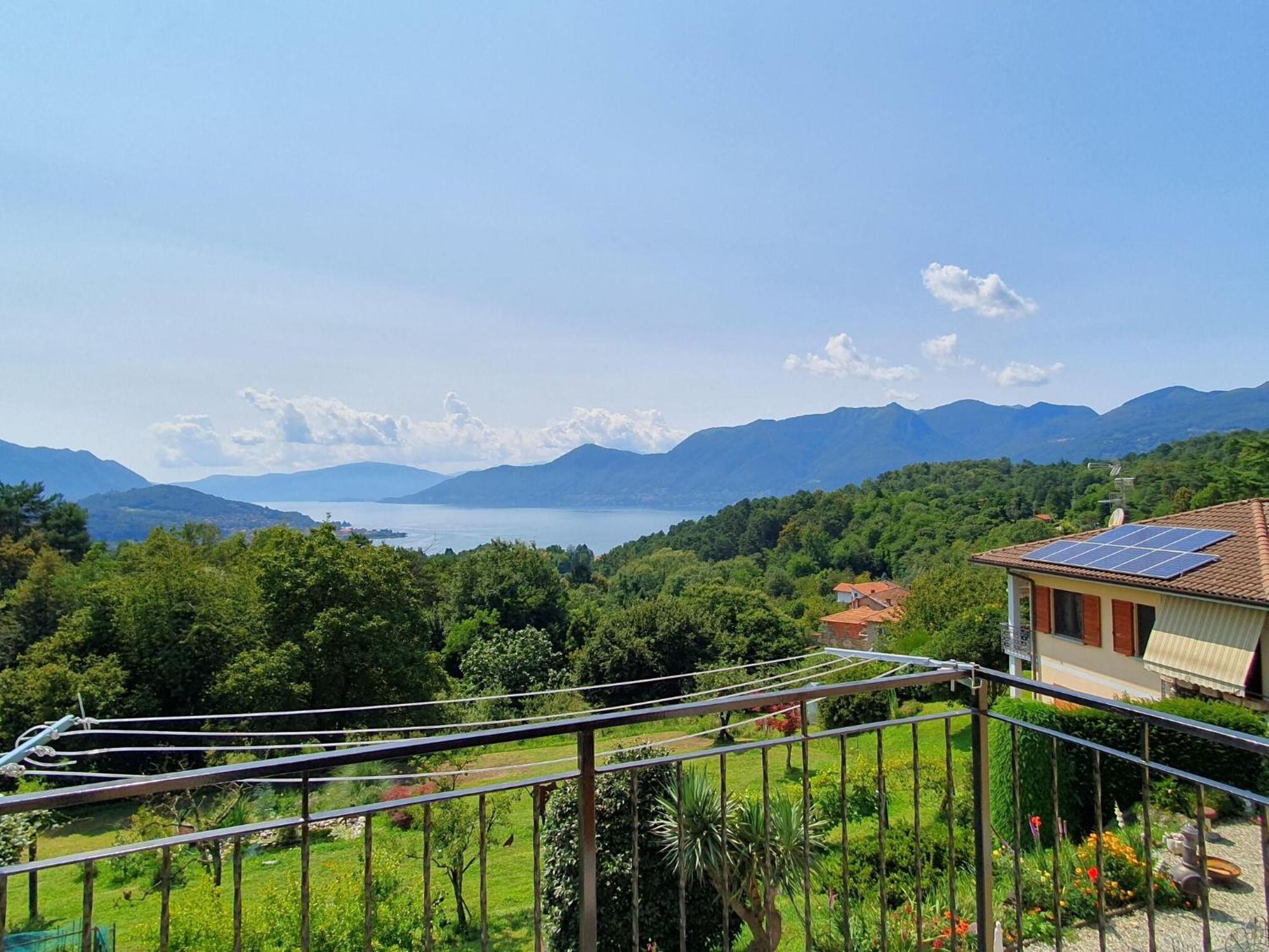 Villa With Enchanting Garden Overlooking The Lake Luino Bagian luar foto