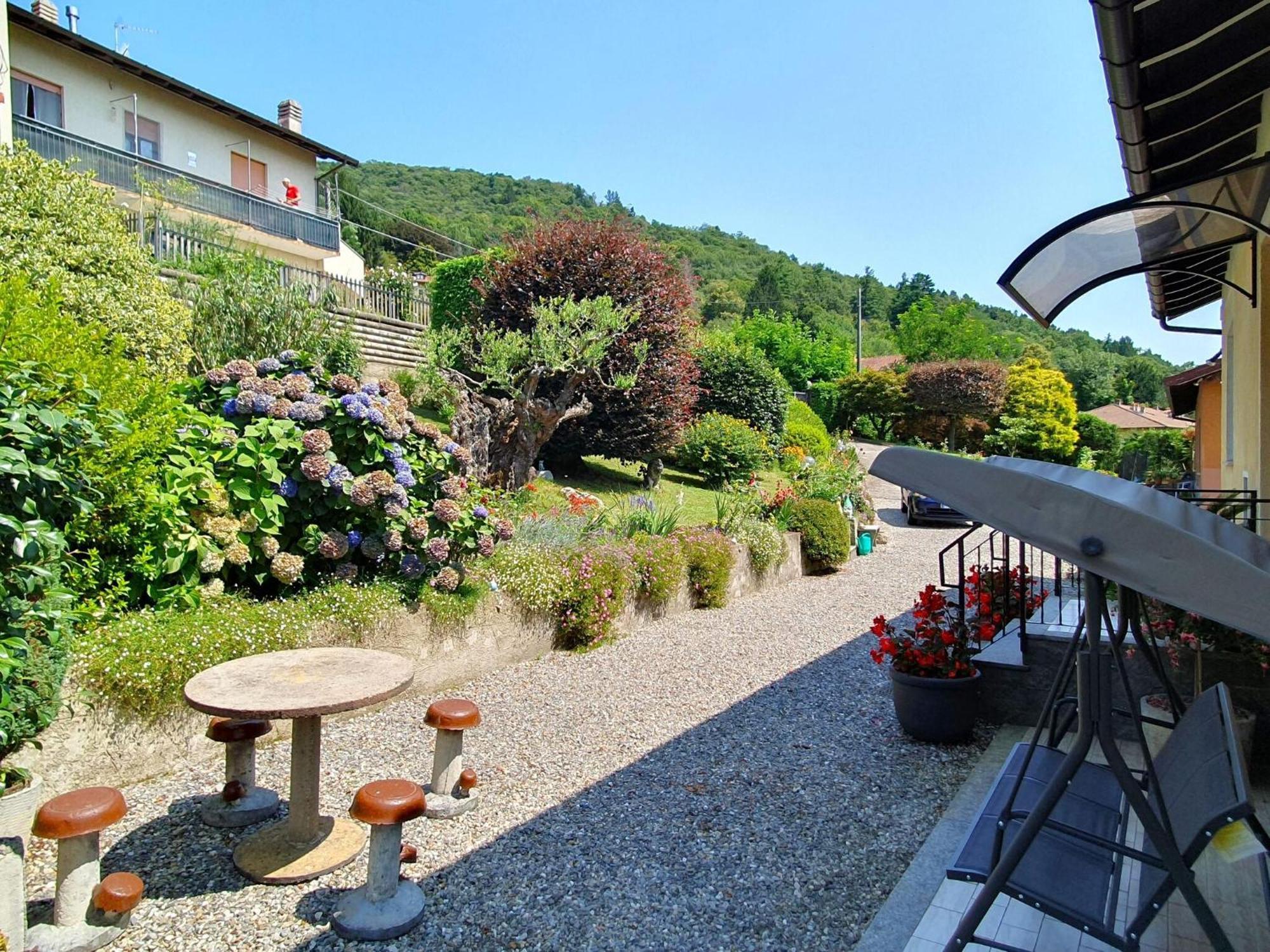 Villa With Enchanting Garden Overlooking The Lake Luino Bagian luar foto