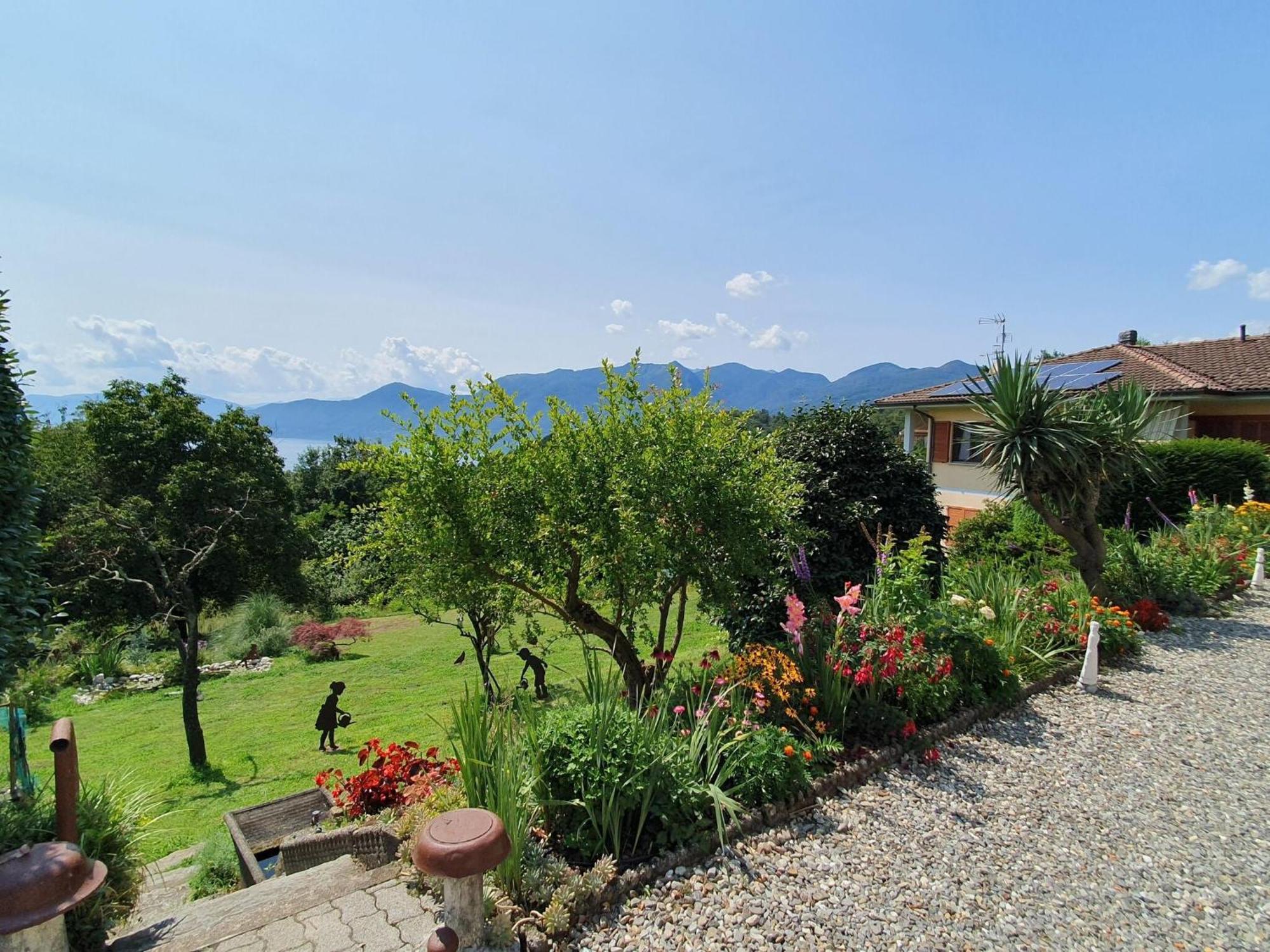 Villa With Enchanting Garden Overlooking The Lake Luino Bagian luar foto