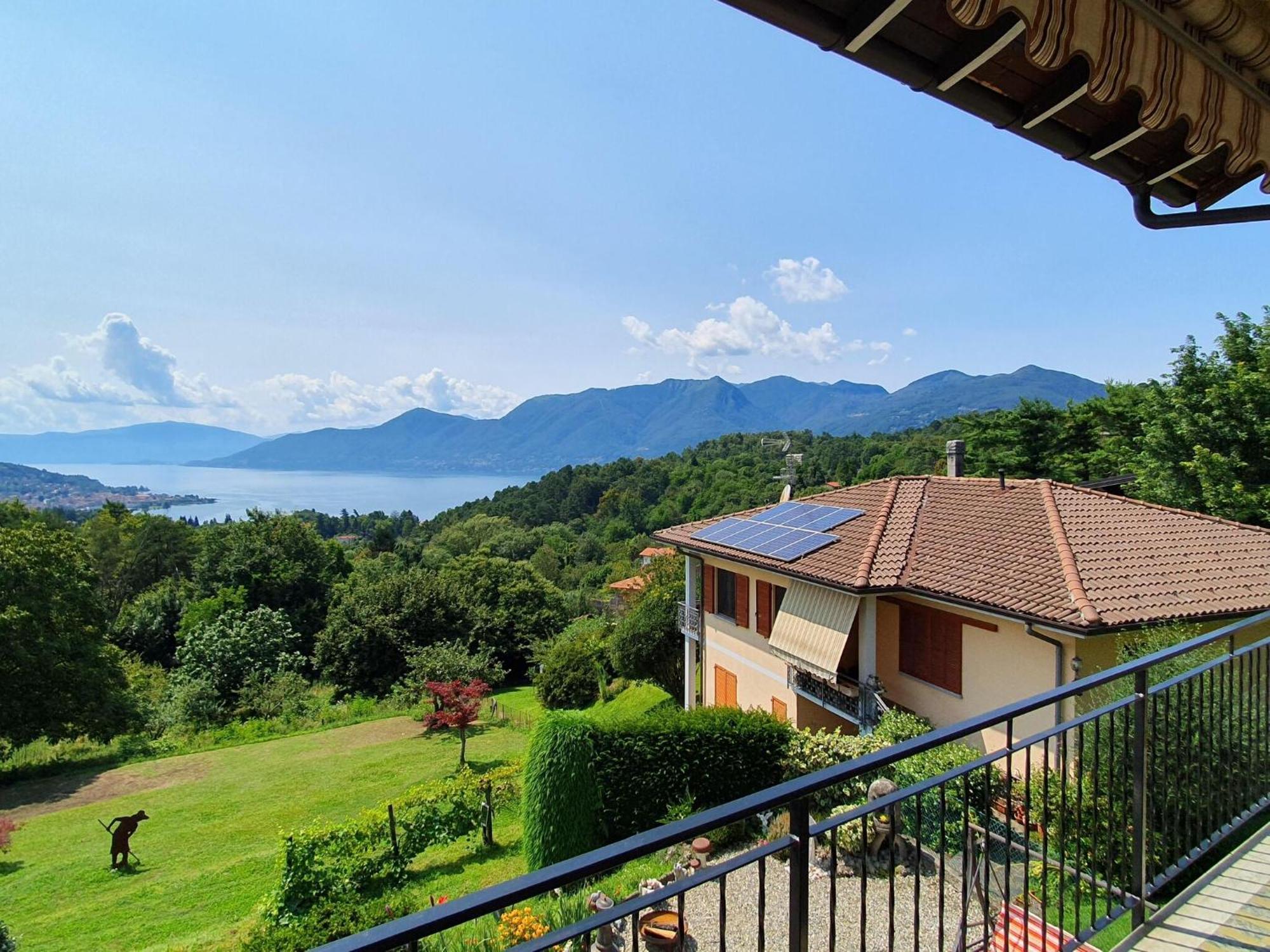 Villa With Enchanting Garden Overlooking The Lake Luino Bagian luar foto