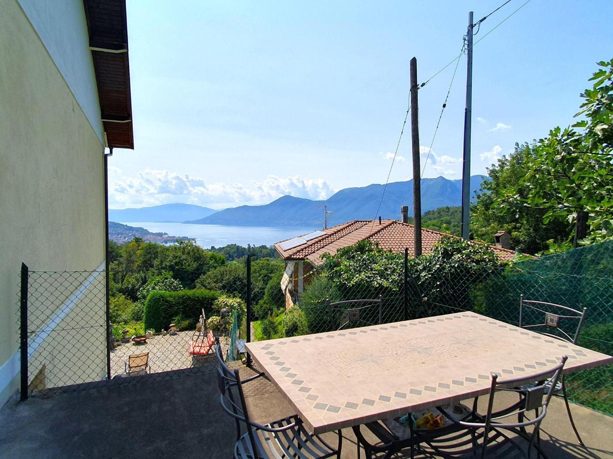 Villa With Enchanting Garden Overlooking The Lake Luino Bagian luar foto