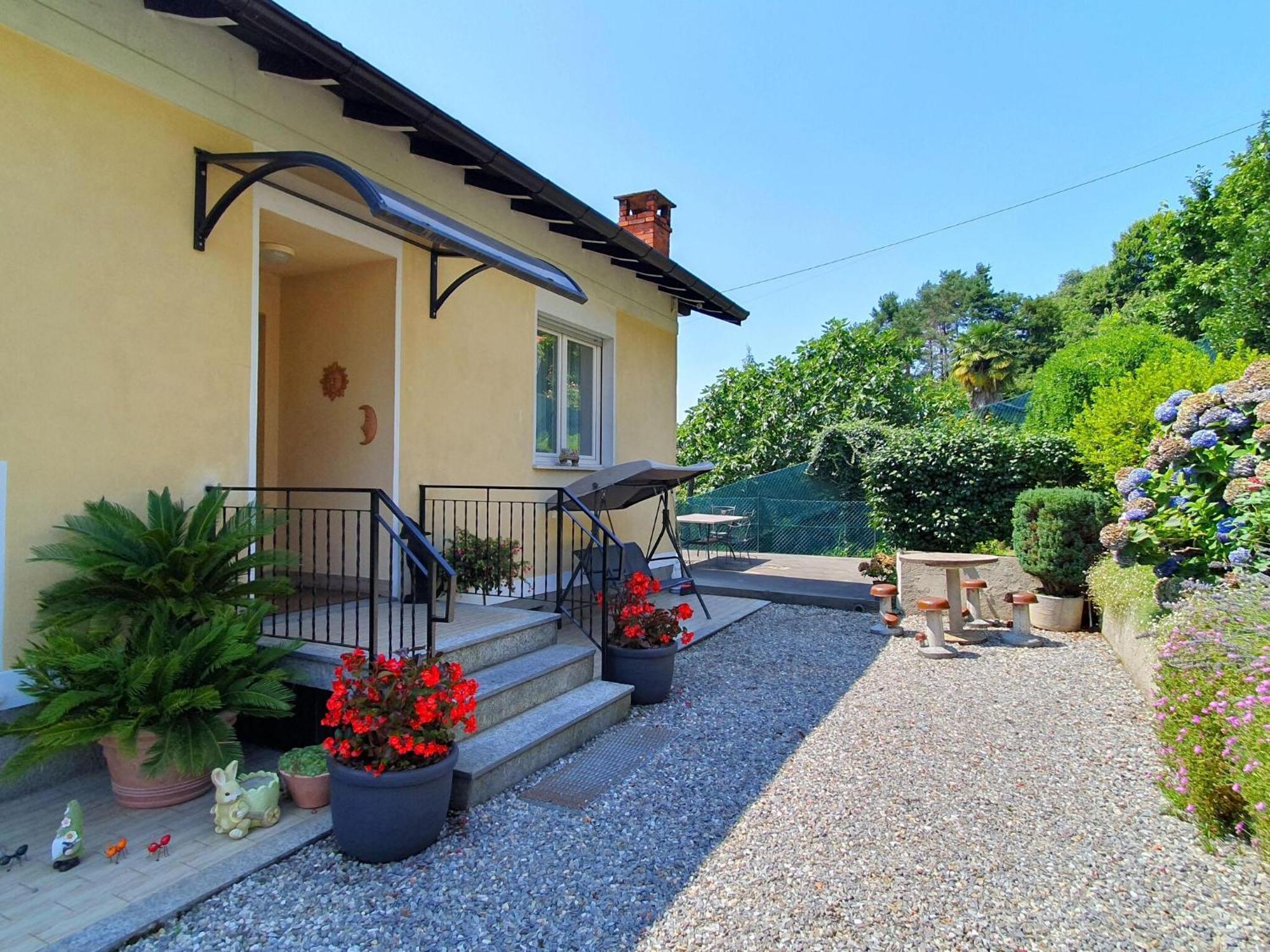 Villa With Enchanting Garden Overlooking The Lake Luino Bagian luar foto