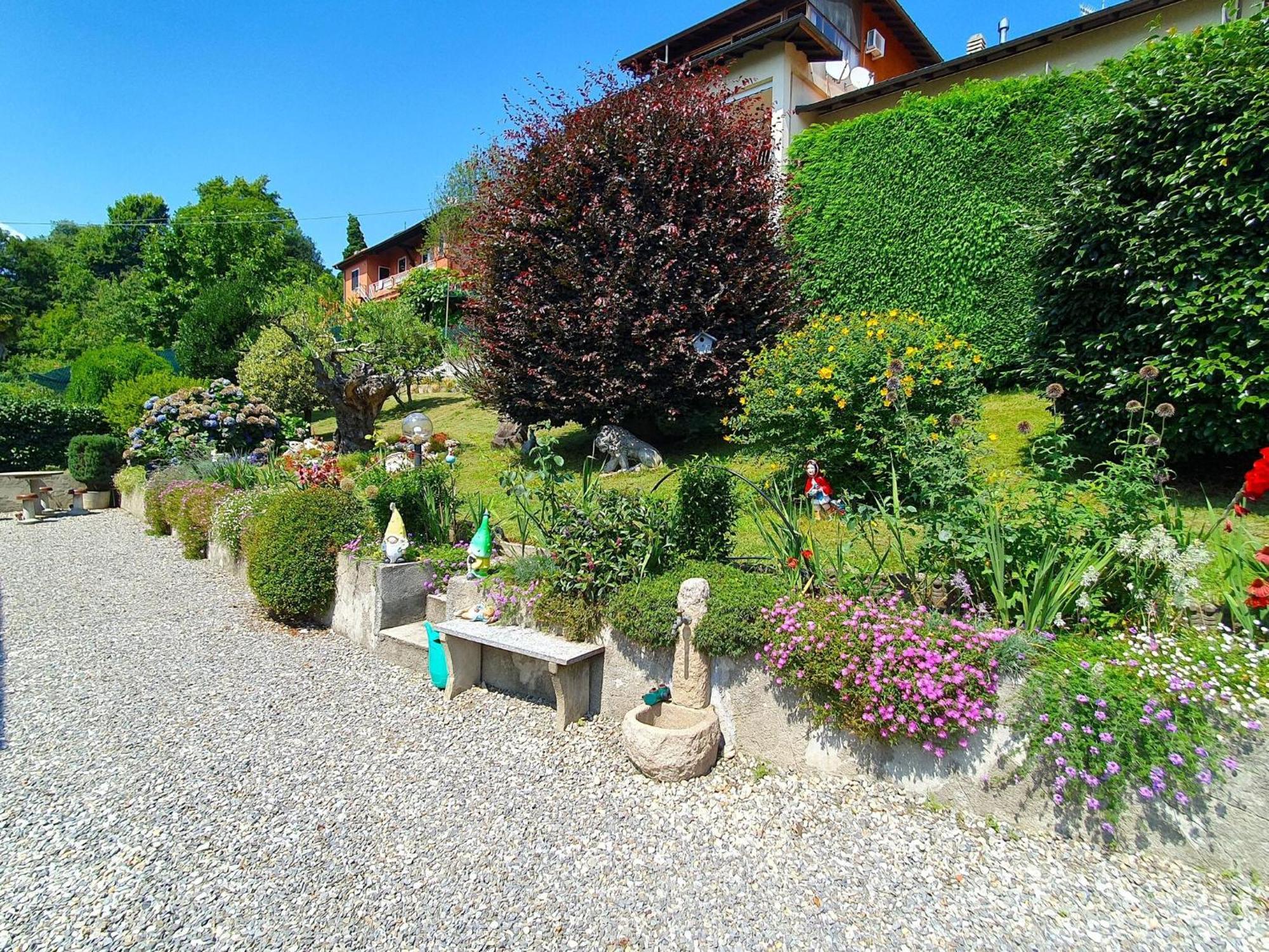 Villa With Enchanting Garden Overlooking The Lake Luino Bagian luar foto